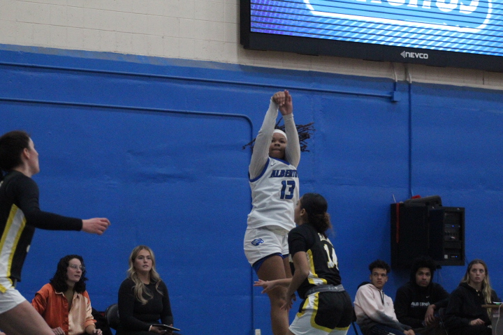 Women's Basketball Falls Behind Early, Loses To Trinity