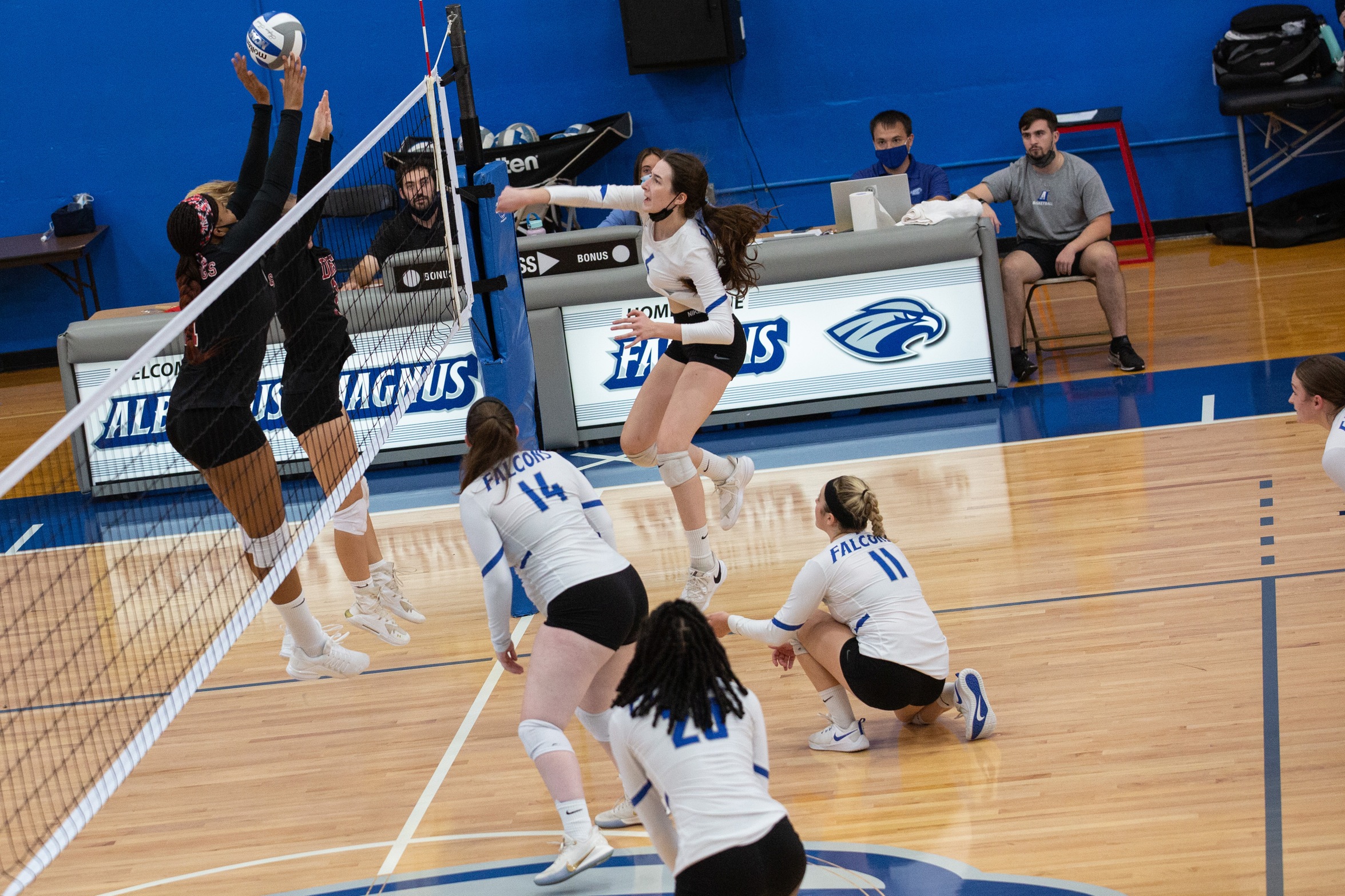 Women's Volleyball Drops Road Tilt at Simmons