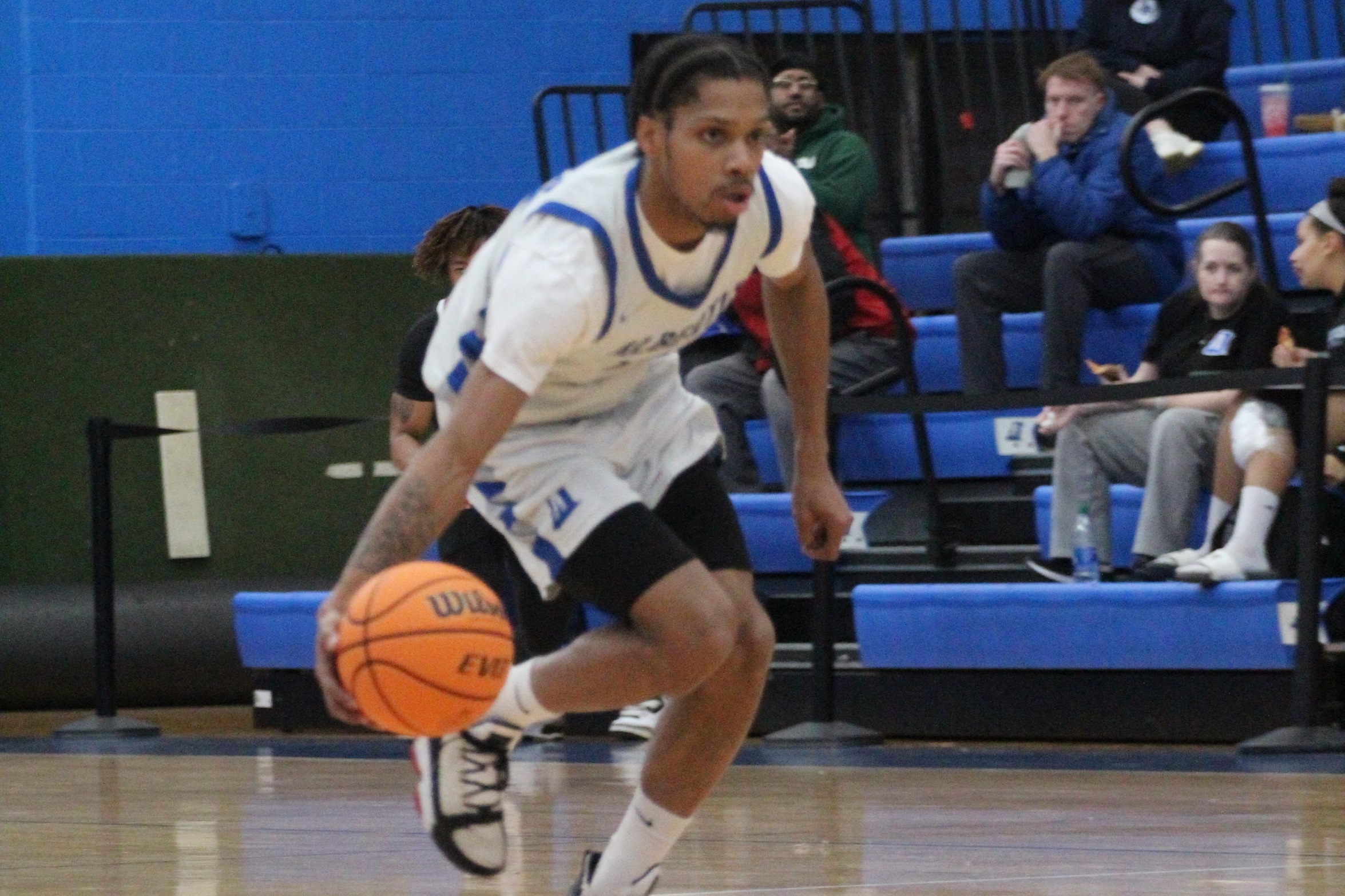 Men's Basketball Holds Off Mitchell For GNAC Win