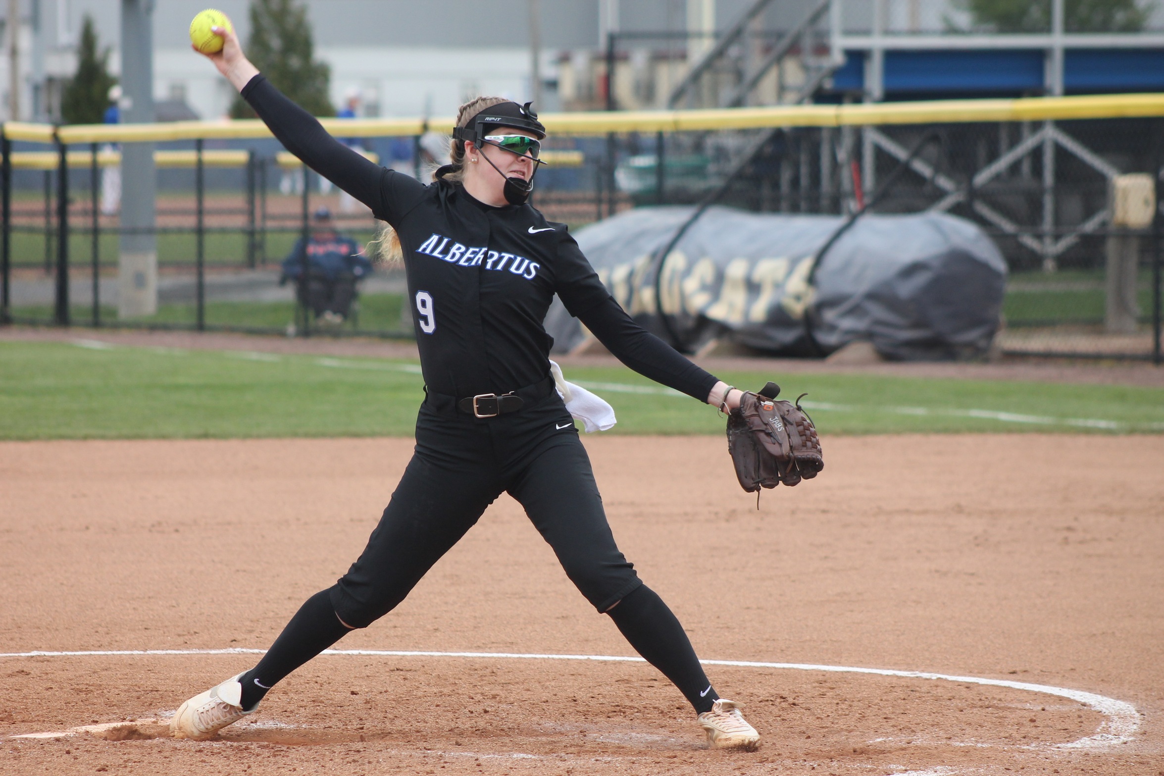 Softball Splits Doubleheader with MSOE and UWP, Jabs Pitches Complete Game to Shutout Raiders
