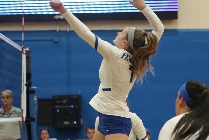 Women’s Volleyball Suffers Loss at Wellesley to Open Season